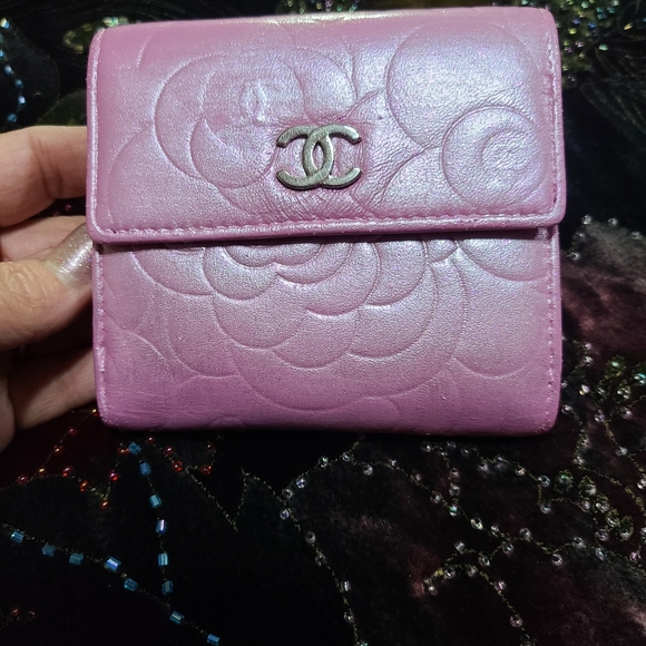 Chanel Camelia Iridescent Wallet - Picture 4 of 17